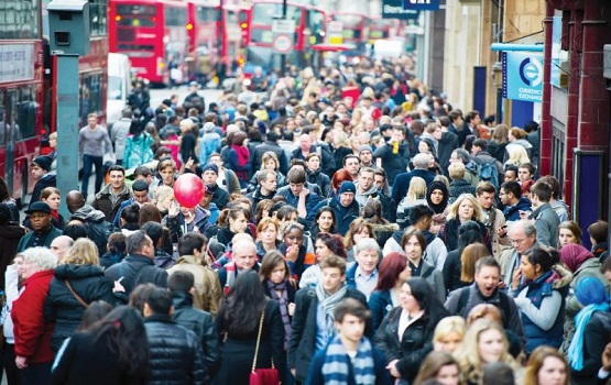 Multitud consumiendo en un entorno moderno que simboliza la integración social