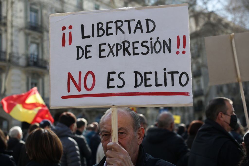 Debate sobre libertad de expresión y delitos de odio en España tras un caso judicial relacionado con inmigración