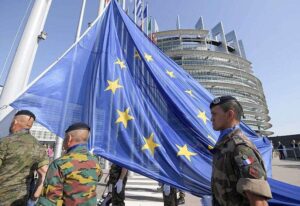 Líderes europeos debatiendo sobre defensa común y autonomía militar europea frente a la OTAN.