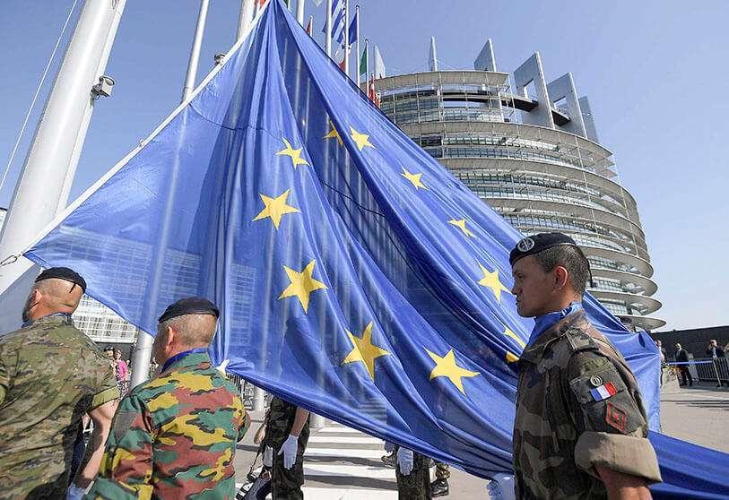 Líderes europeos debatiendo sobre defensa común y autonomía militar europea frente a la OTAN.