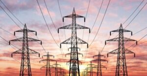 Infraestructura eléctrica en España con líneas de alta tensión y generación renovable