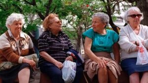 Escena cotidiana de jubilados en un entorno urbano que ilustra el envejecimiento de la población en España