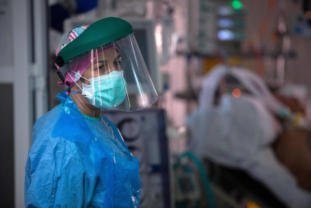 Personal sanitario durante la pandemia de Covid-19 en España, contexto del informe de la AIReF sobre el impacto fiscal de la crisis sanitaria.