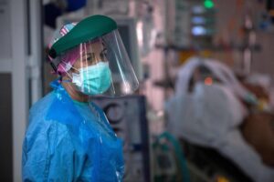 Personal sanitario durante la pandemia de Covid-19 en España, contexto del informe de la AIReF sobre el impacto fiscal de la crisis sanitaria.