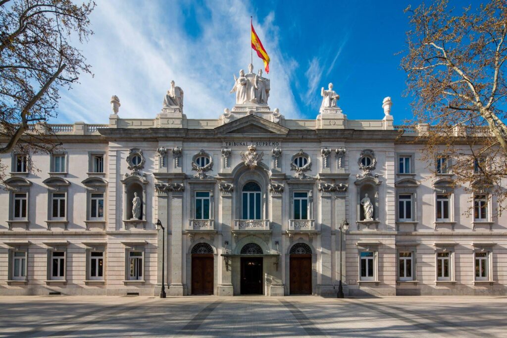 Fachada de un tribunal español utilizada para ilustrar el impacto económico de las sentencias judiciales sobre las cuentas públicas.
