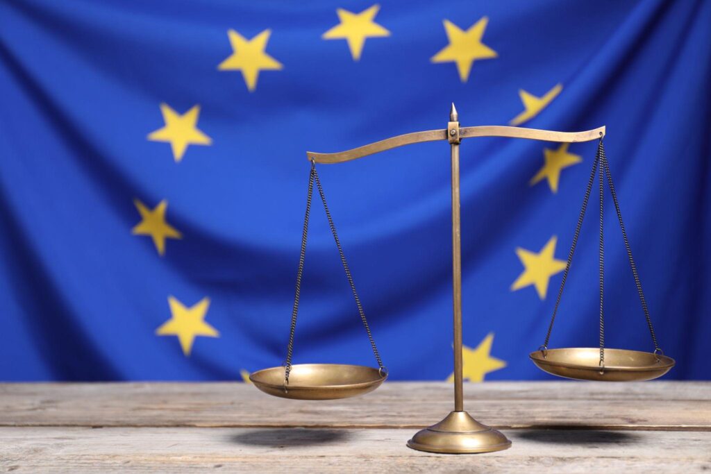 Parlamento Europeo y símbolo de la justicia en relación con la nueva directiva europea contra la corrupción