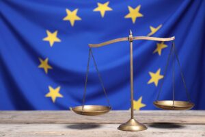 Parlamento Europeo y símbolo de la justicia en relación con la nueva directiva europea contra la corrupción