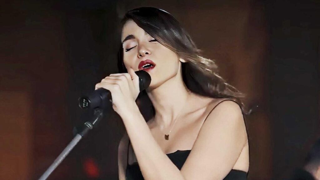 Irán condena a una cantante a 74 latigazos por actuar sin velo