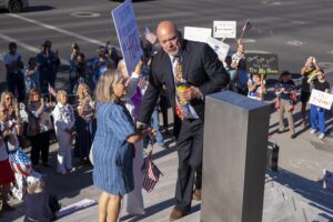 El doctor Michael Kirk Moore Jr. tras la retirada de los cargos federales relacionados con el caso de los certificados de vacunación contra la COVID-19.