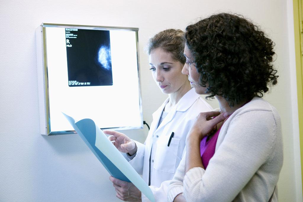 Profesionales sanitarios realizando pruebas diagnósticas de cáncer en un hospital durante la pandemia de COVID-19.