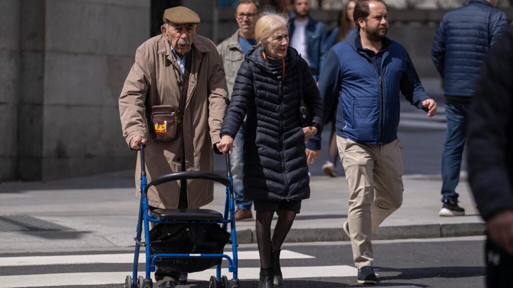 Personas de distintas generaciones en España, imagen que ilustra el envejecimiento de la población y el reto de las transferencias intergeneracionales analizado por EsadeEcPol.