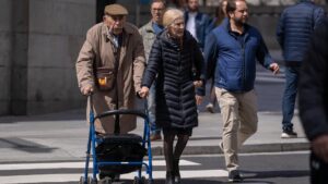 Personas de distintas generaciones en España, imagen que ilustra el envejecimiento de la población y el reto de las transferencias intergeneracionales analizado por EsadeEcPol.